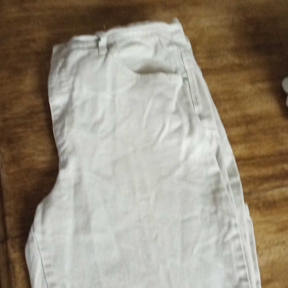 Gloria Vanderbilt tan straight legged jeans. Great condition